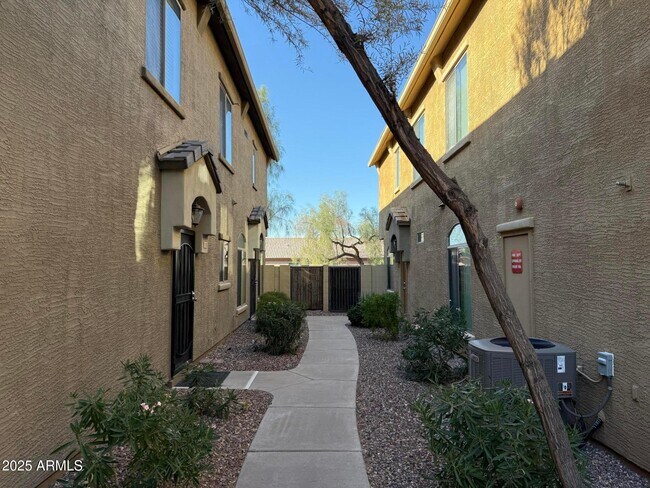 2150 E Bell Rd in Phoenix, AZ - Foto de edificio - Building Photo