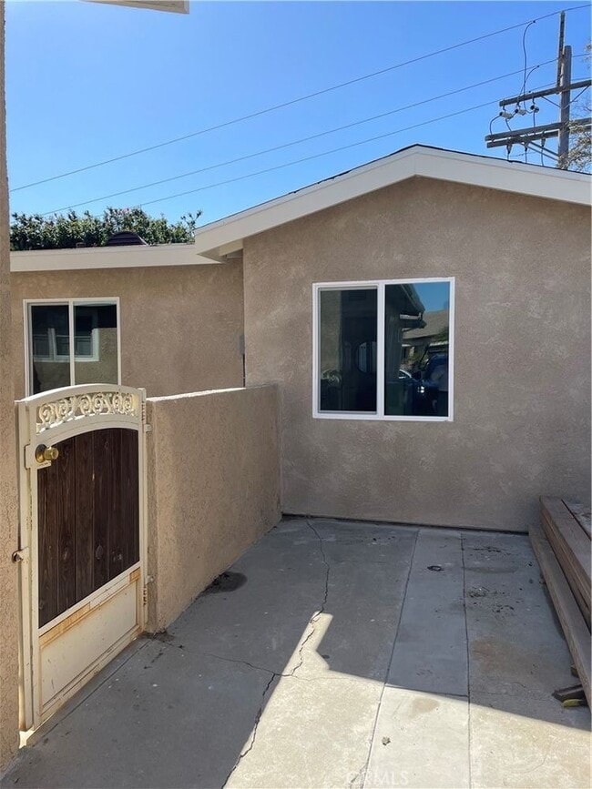 property at 869 W 4th St
