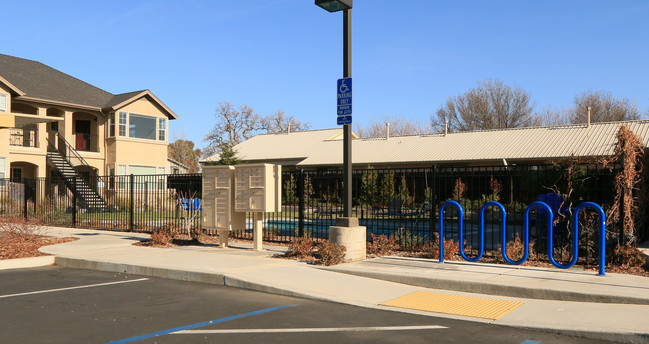 Hartford Square Apartments in Chico, CA - Foto de edificio - Building Photo