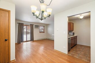 1330 Cunat Ct, Unit 1F in Lake In The Hills, IL - Building Photo - Building Photo