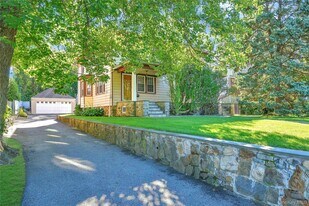 806 Pelhamdale Ave in New Rochelle, NY - Building Photo