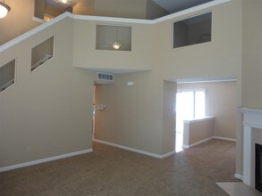 8364 Chesterhill Ln in Indianapolis, IN - Foto de edificio - Building Photo