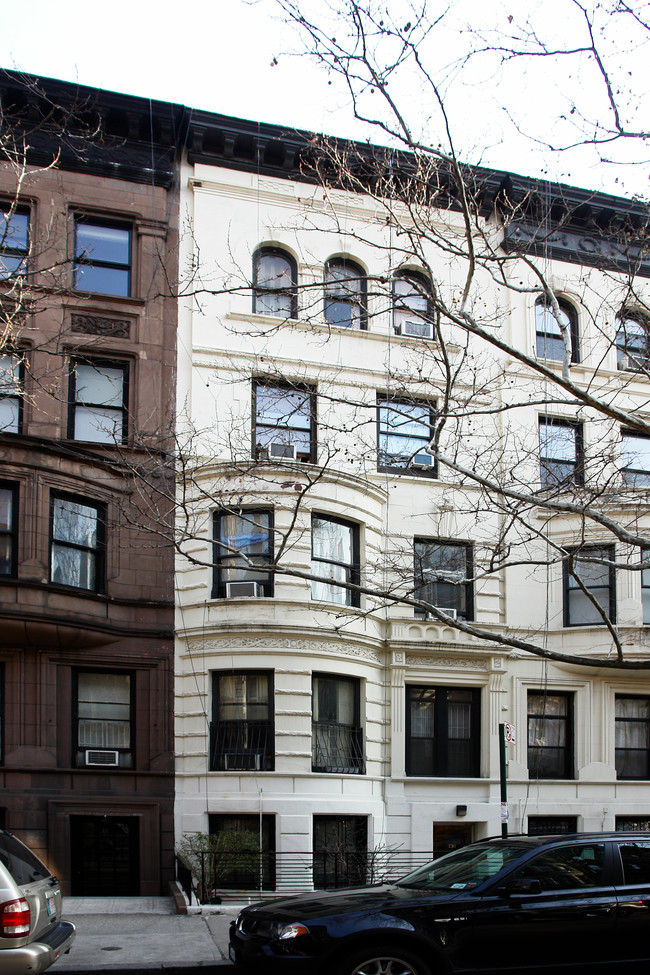 43 W 69th St in New York, NY - Building Photo - Building Photo