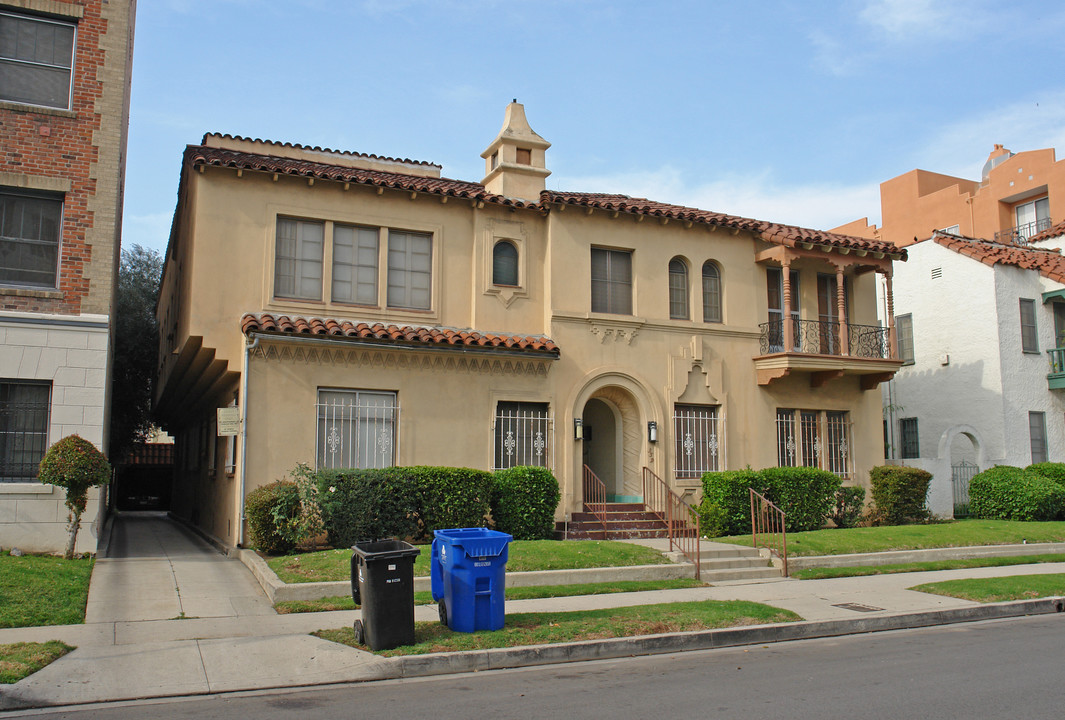 359 S Cloverdale Ave in Los Angeles, CA - Building Photo