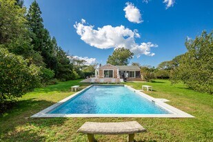 9 Sandpiper Rd in Shelter Island, NY - Building Photo