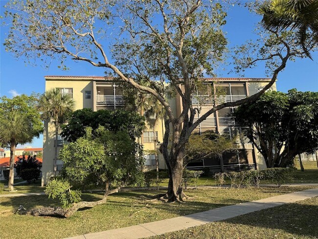 property at 1810 N Lauderdale Ave