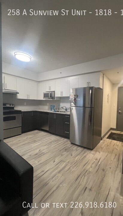 258A Sunview St in Waterloo, ON - Building Photo