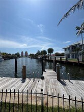 2404 NE 28th Ave in Fort Lauderdale, FL - Foto de edificio - Building Photo