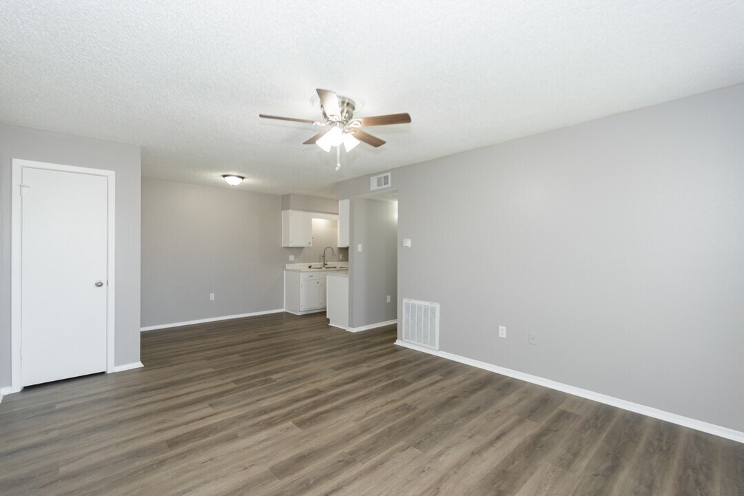 2910 Old Lane City Rd in Wharton, TX - Building Photo