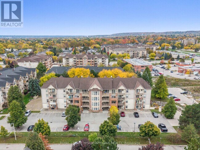 4025 Kilmer Dr in Burlington, ON - Building Photo - Building Photo