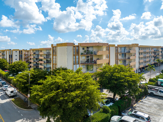 Casa Del Sol Condominiums in Hialeah, FL - Building Photo - Building Photo