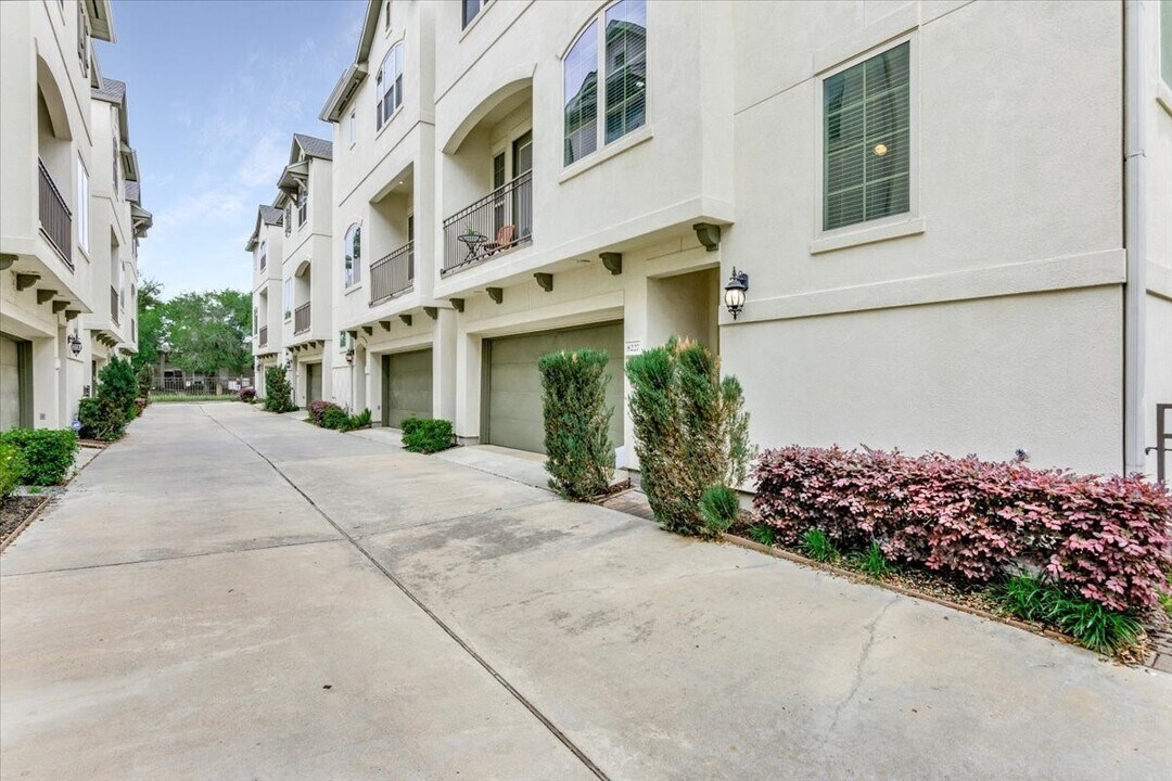 8227 Cambridge St in Houston, TX - Building Photo