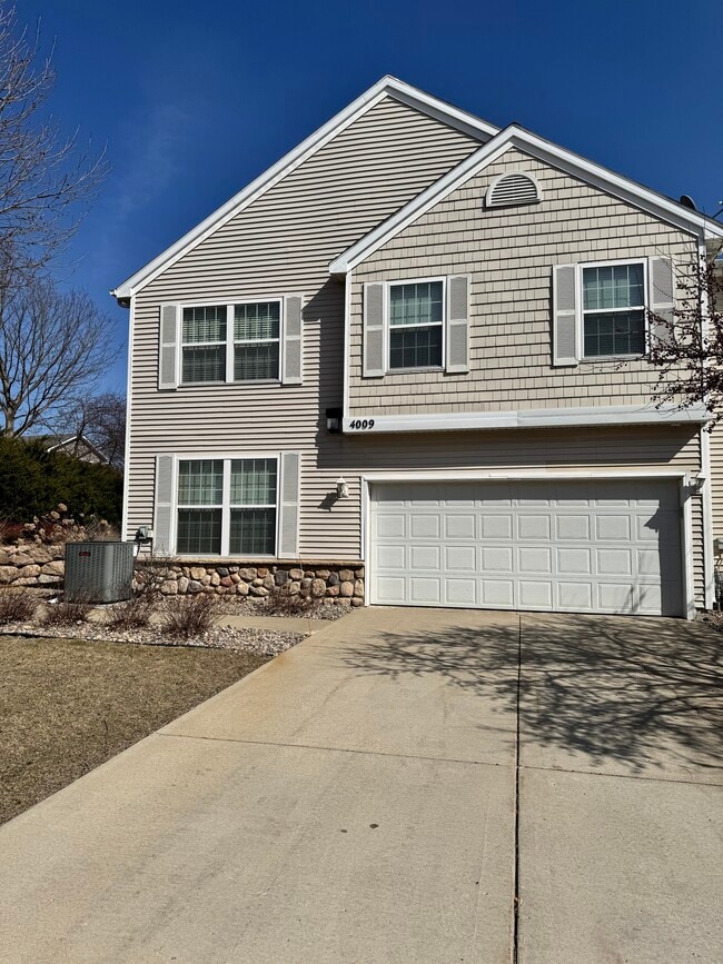 4009 NE Rosewood Ln in Ankeny, IA - Building Photo - Building Photo