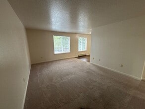 907 Bryan Ct in Silverton, OR - Building Photo - Building Photo