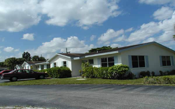 Lake Haven Villas in West Palm Beach, FL - Foto de edificio
