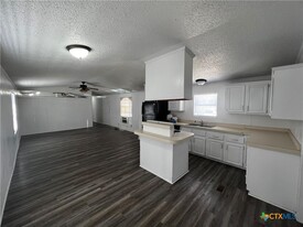 1405 Harris Hill Rd in San Marcos, TX - Building Photo