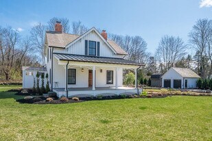 19000 Main Rd in Mattituck, NY - Building Photo