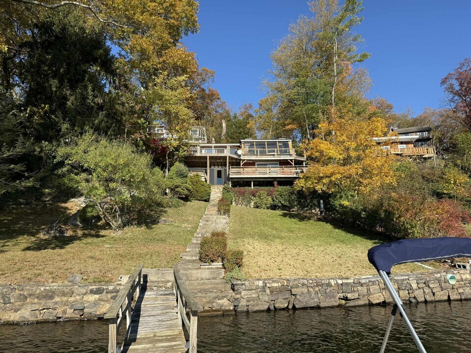 10 Hillside Rd in Danbury, CT - Building Photo