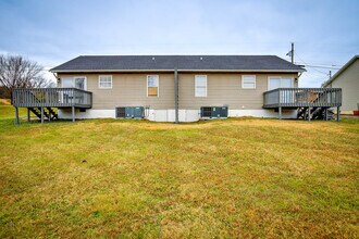 754 Old Stage Rd, Unit A in Church Hill, TN - Foto de edificio - Building Photo