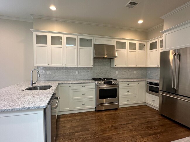 17 Davis Ave in Brookline, MA - Building Photo - Building Photo