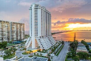 555 NE 34th St, Unit 1404 in Miami, FL - Building Photo