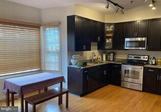 9703 Whitley Park Pl in Bethesda, MD - Foto de edificio - Building Photo