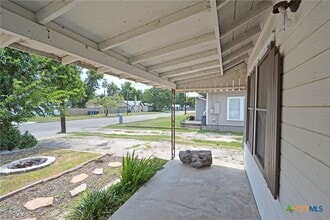 365 E Faust St in New Braunfels, TX - Foto de edificio - Building Photo