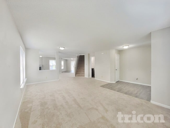 9899 Olympic Cir in Indianapolis, IN - Foto de edificio - Building Photo