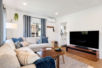 811 NE 63rd St in Seattle, WA - Building Photo - Building Photo