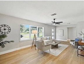 3076 Walnut Hill Ln in Dallas, TX - Foto de edificio - Building Photo