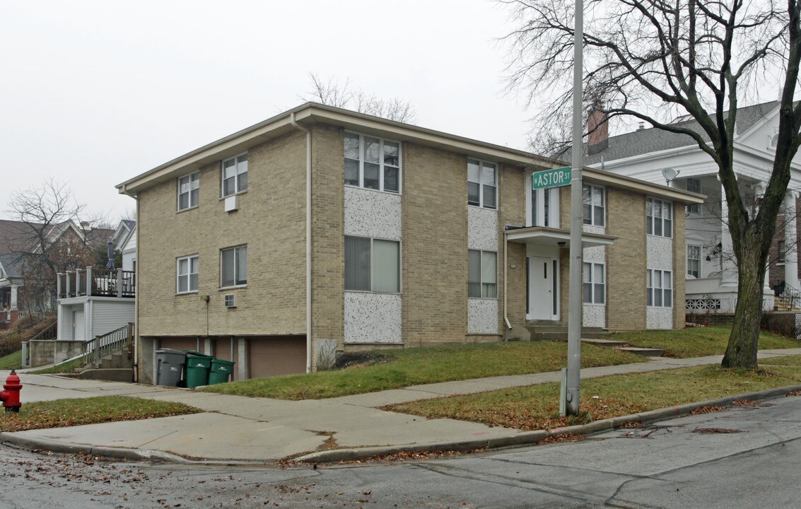 1004 E Pleasant St in Milwaukee, WI - Foto de edificio