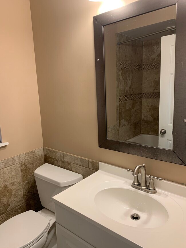 2142 Collinway St, Unit 4 in Toledo, OH - Foto de edificio - Building Photo