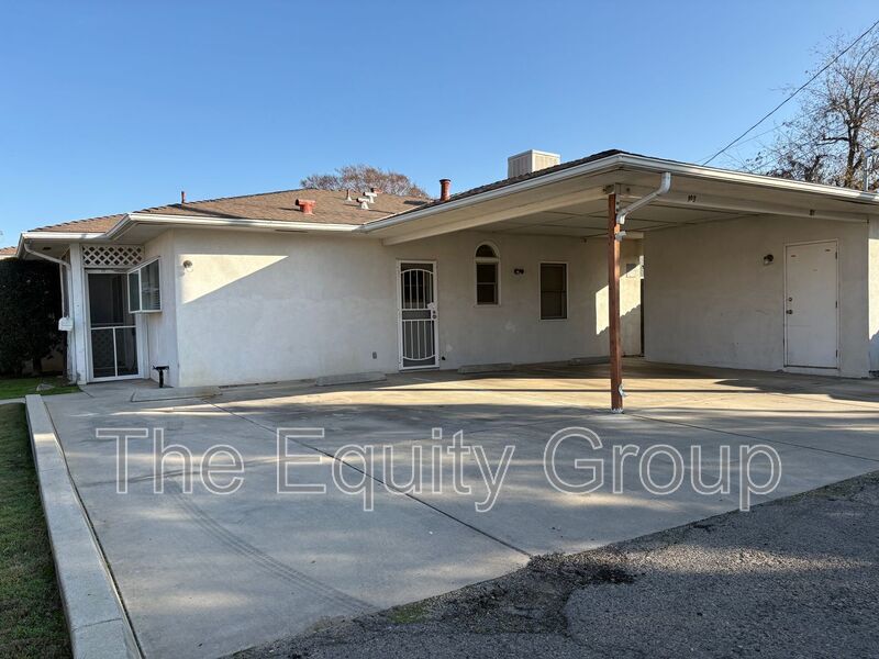 103 W Laurel Ave in Visalia, CA - Building Photo