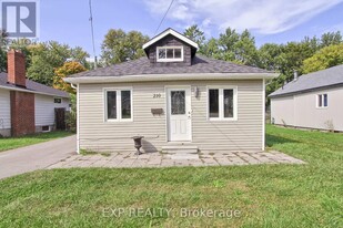 210 Bayview Ave in Georgina, ON - Building Photo