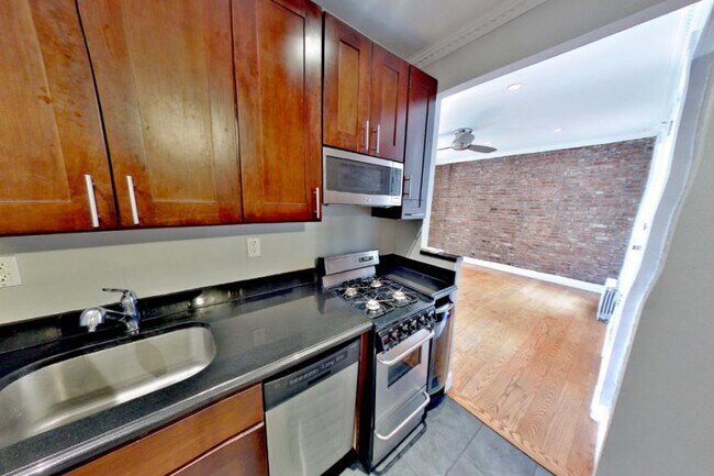 326 E 100th St in New York, NY - Building Photo - Building Photo