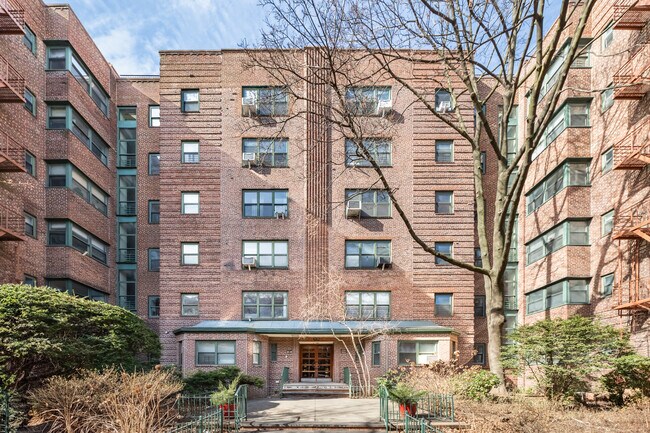 Dunolly Gardens in Flushing, NY - Building Photo - Building Photo