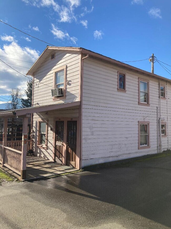 84 Center St in Weaverville, CA - Building Photo - Building Photo