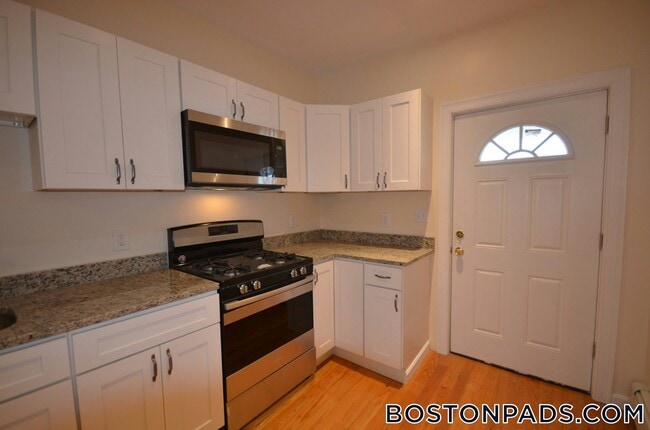 16 Chelsea St, Unit 2 in Boston, MA - Foto de edificio - Building Photo