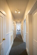 137 W 9th St, Unit 1 in Cincinnati, OH - Foto de edificio - Building Photo