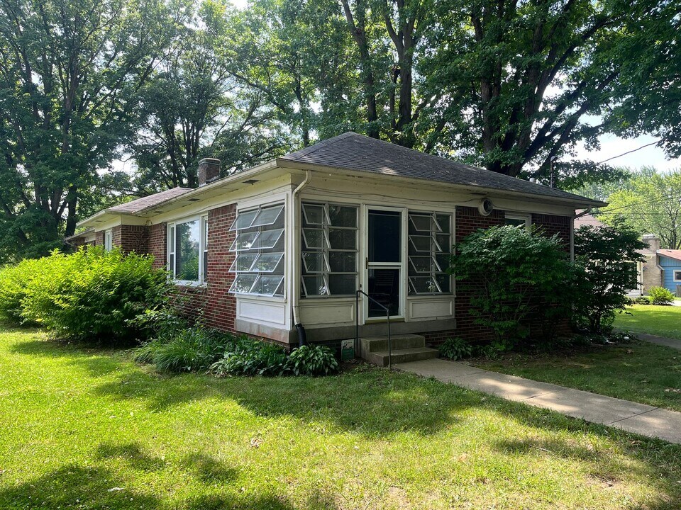 565 E 96th St in Indianapolis, IN - Building Photo