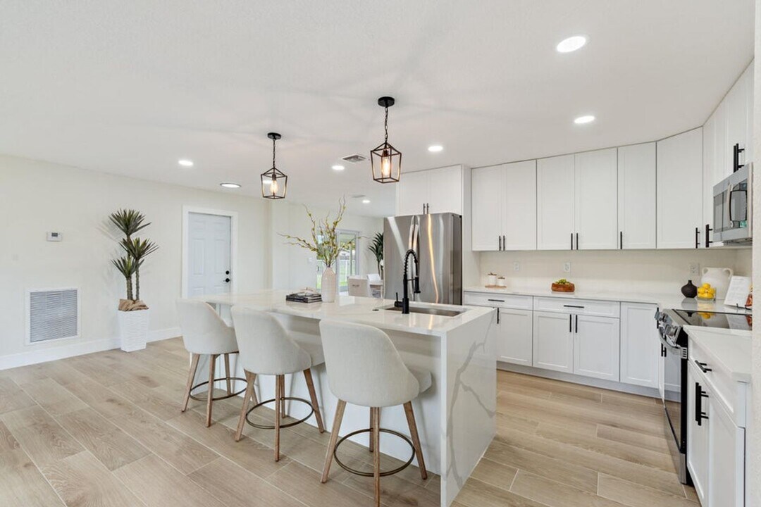 930 Rutherford Ln in Haverhill, FL - Building Photo