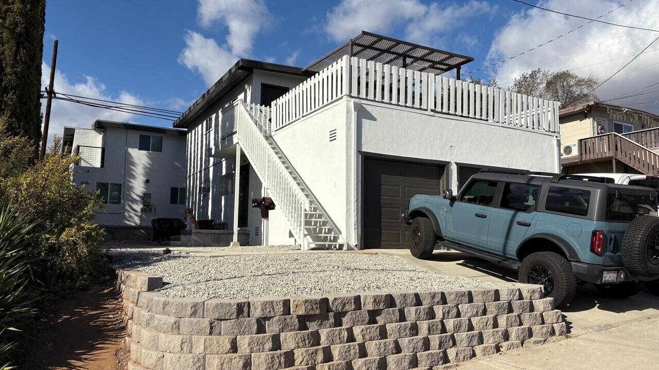 6128 W Manor Dr, Unit 1 in La Mesa, CA - Building Photo