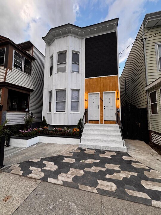 605 3rd St in Albany, NY - Building Photo