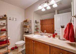10829 NE Red Wing Way, Unit 102 in Hillsboro, OR - Foto de edificio - Building Photo