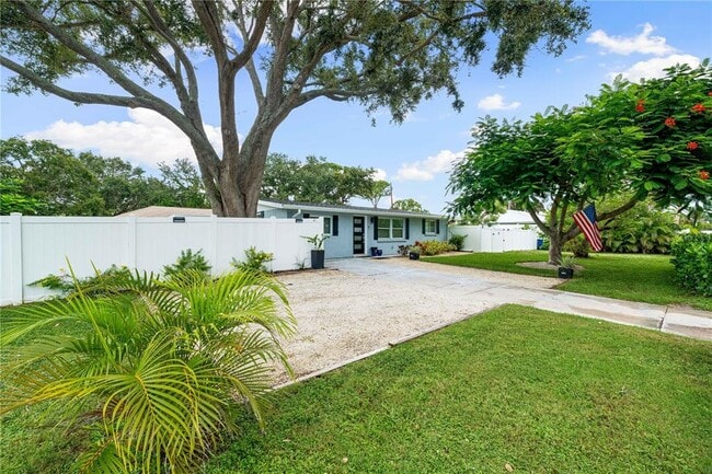 1911 Upper Beechwood Ave in Sarasota, FL - Building Photo - Building Photo