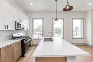 704 S 1st St in Conroe, TX - Building Photo