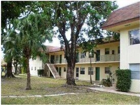 4740 NW 24th Ct, Unit A118 in Lauderdale Lakes, FL - Building Photo