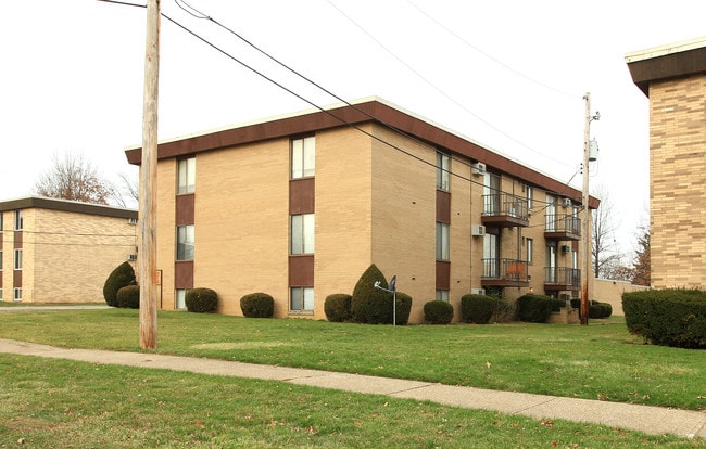 Maple Park Apartments in Maple Heights, OH - Foto de edificio - Building Photo