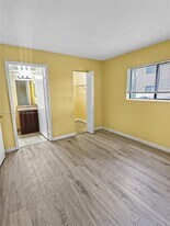 250 Palm Cir W in Pembroke Pines, FL - Building Photo