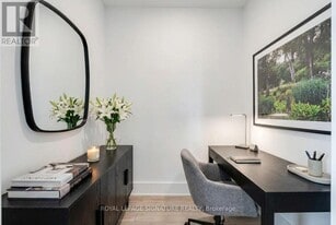 11 Yorkville Ave in Toronto, ON - Building Photo